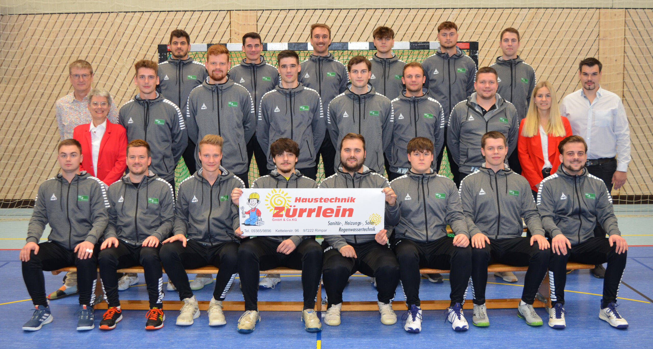 Haustechnik Zürrlein stattet die DJK Handballer mit neuen Trainingsanzügen aus